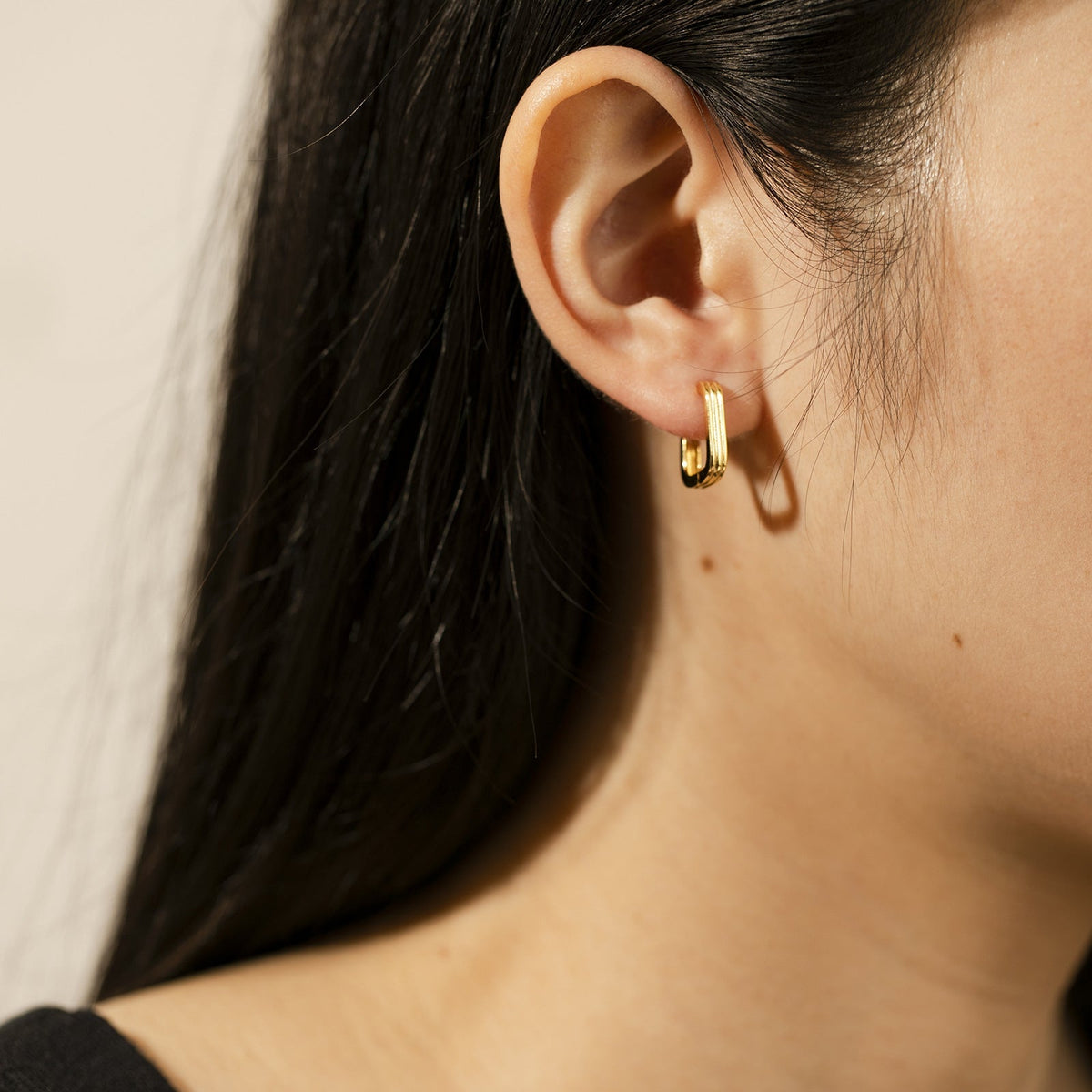 Rectangular grooved link earrings - Minimalist Huggie earrings
