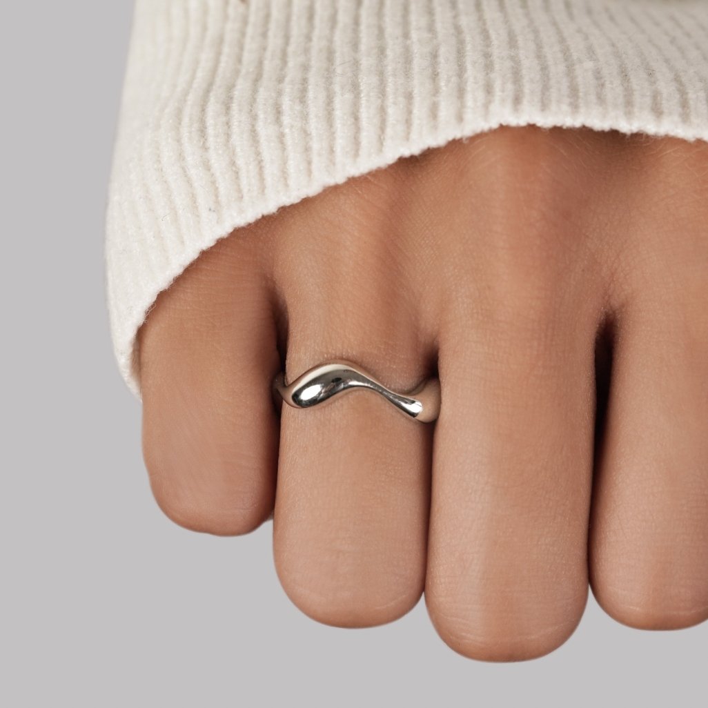 Ondine – Minimalist Wavy Ring