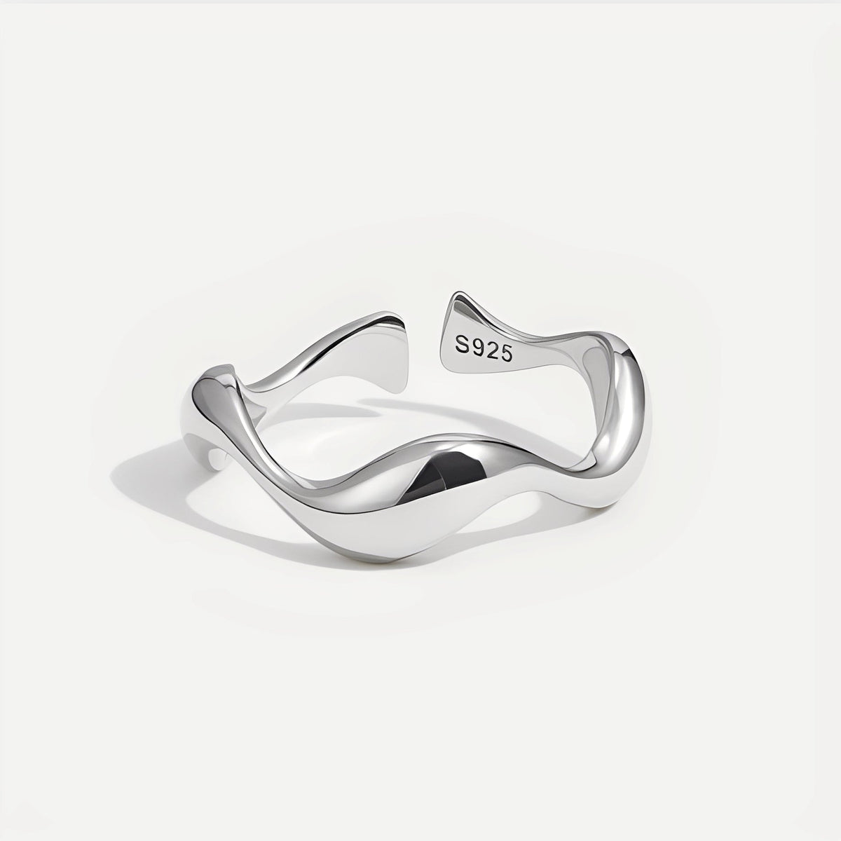 Ondine – Minimalist Wavy Ring