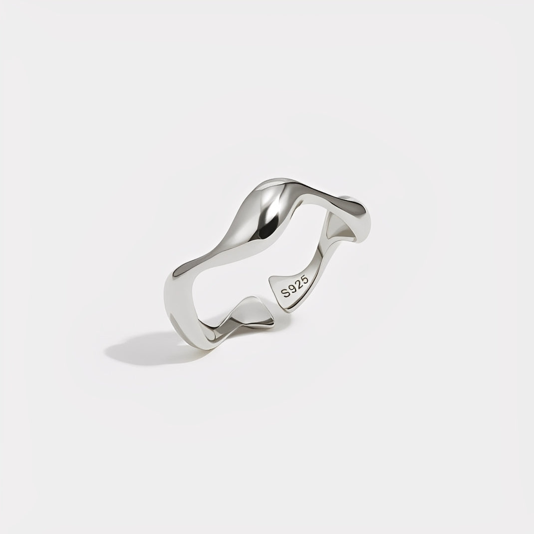 Ondine – Minimalist Wavy Ring