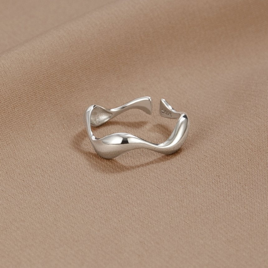 Ondine – Minimalist Wavy Ring