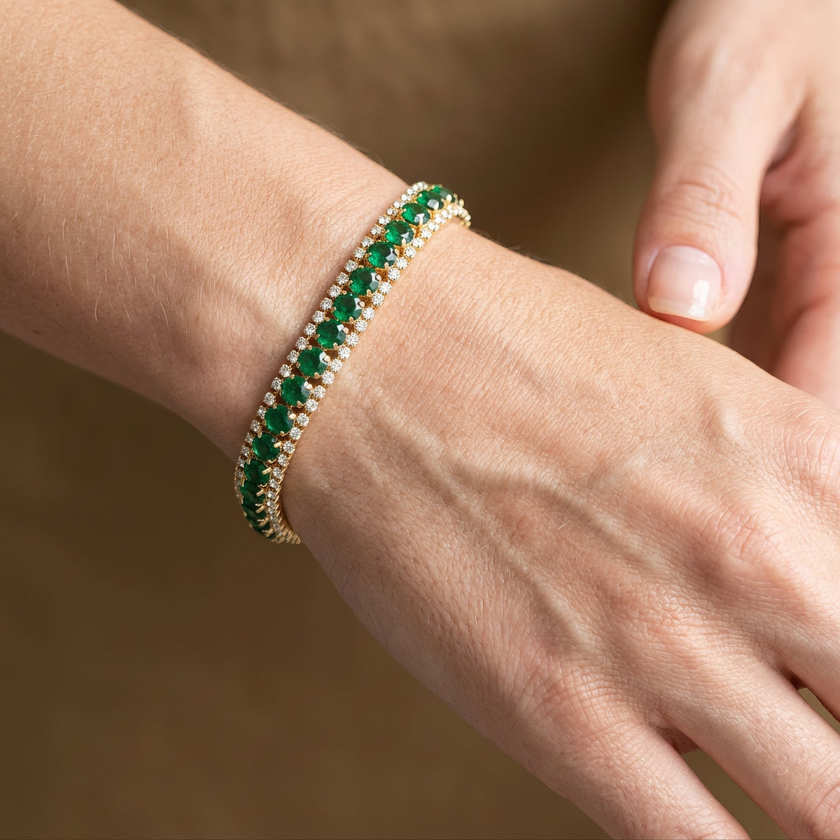 Maud – Elegant gold bracelet with green accents