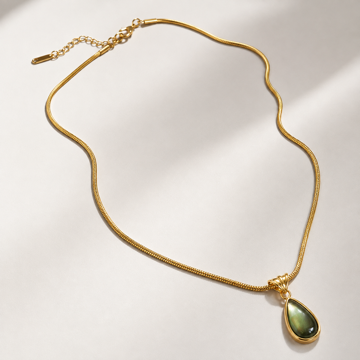Drop necklace in mermaid green with gold