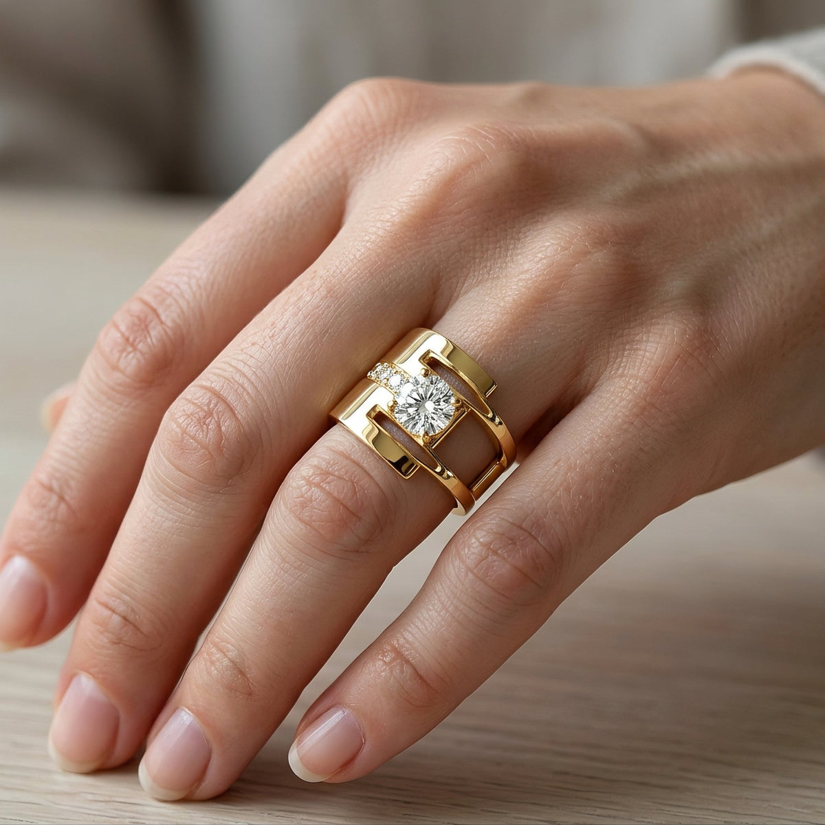 Sharon – Vintage gold ring with irregular zirconias