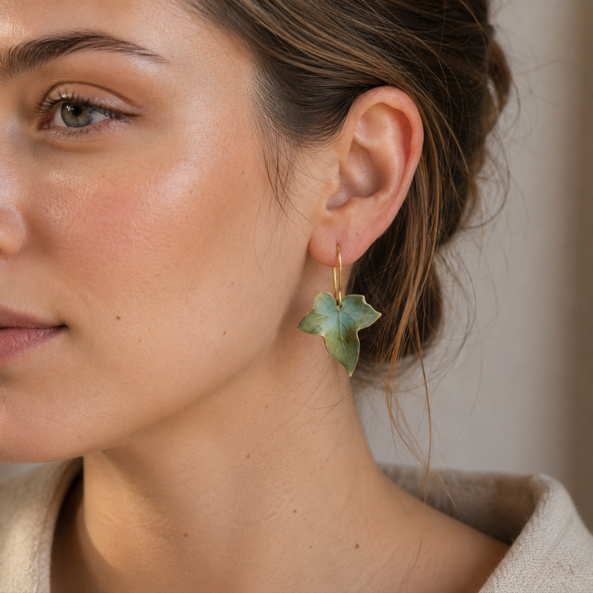 Silva – Vintage earrings with green leaf