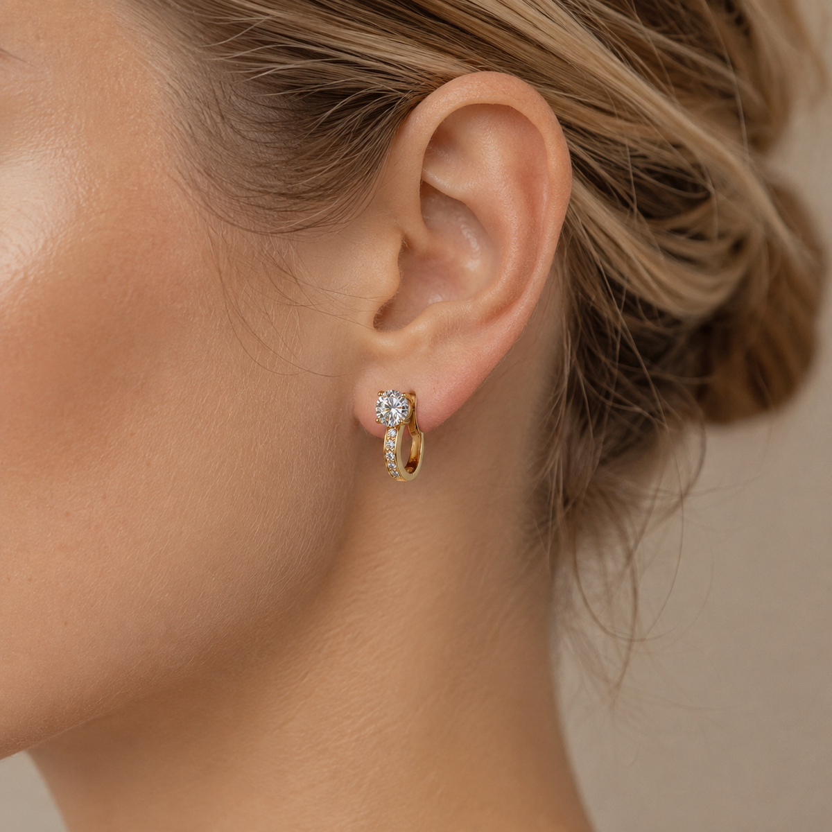 Nathalie – 18K Gold Moissanite Huggie Earrings