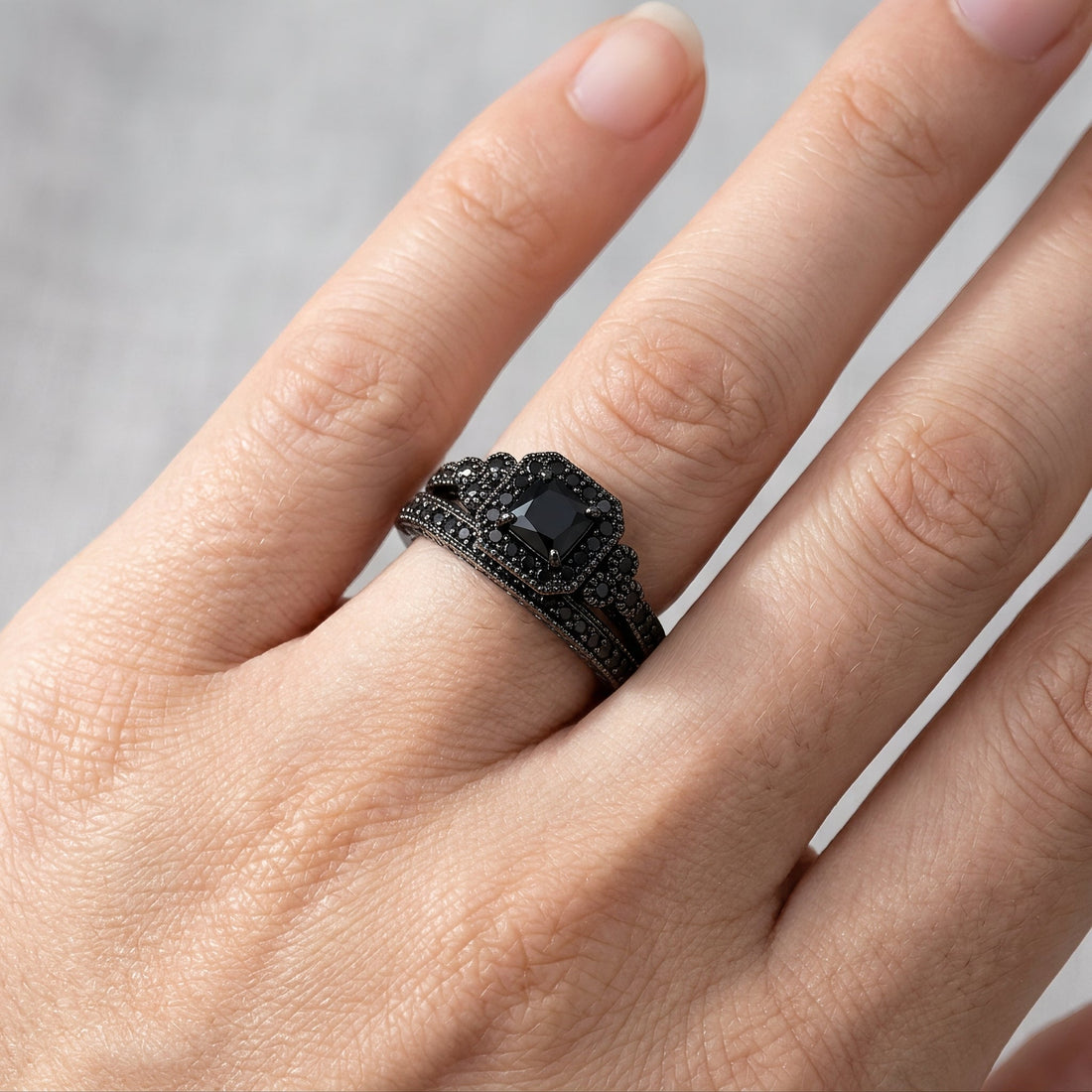 Adrian – Vintage ring set in black