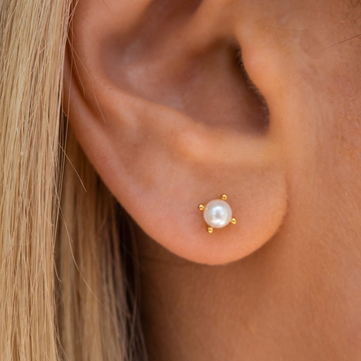 Jessi - Gold Pearl Earrings