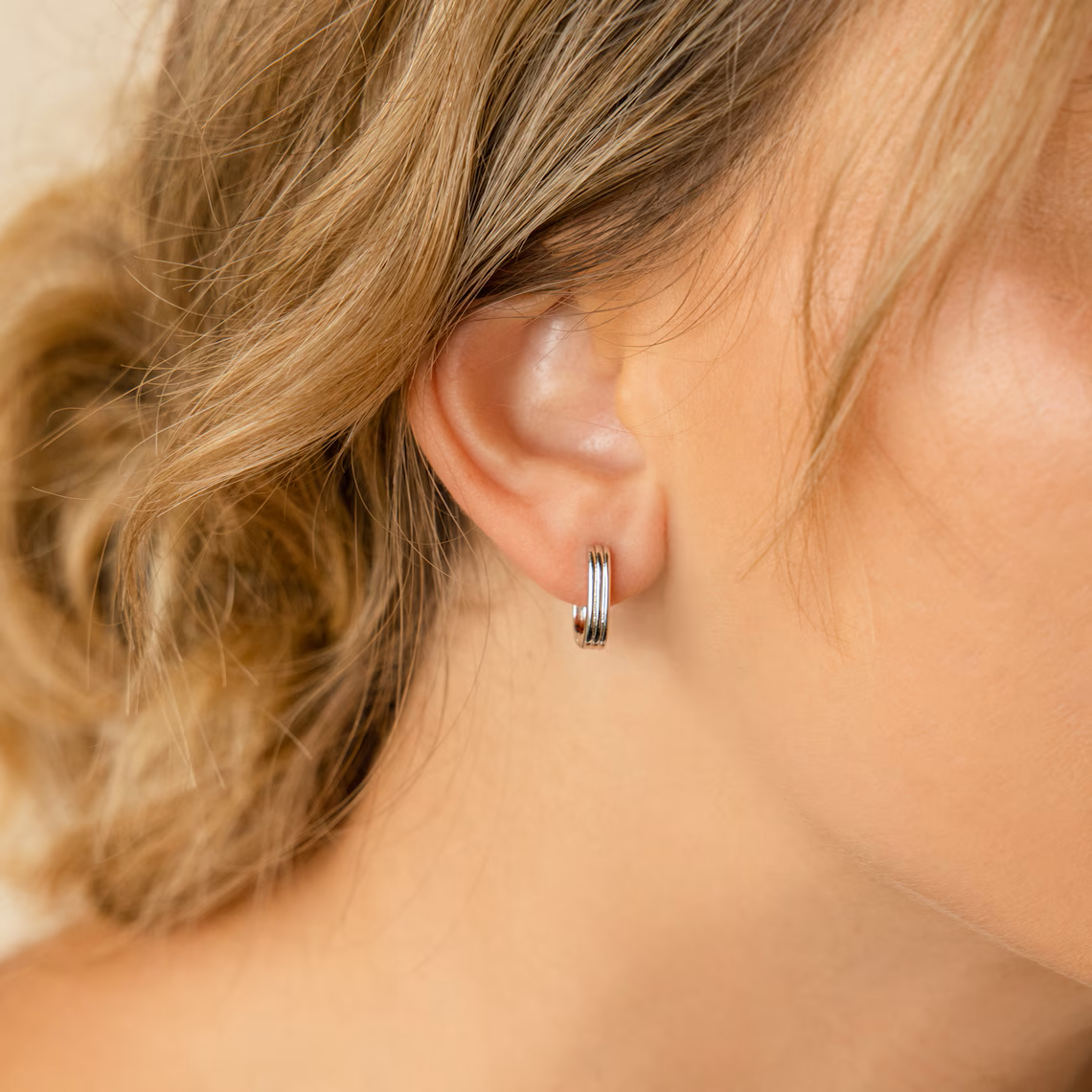 Rectangular grooved link earrings - Minimalist Huggie earrings