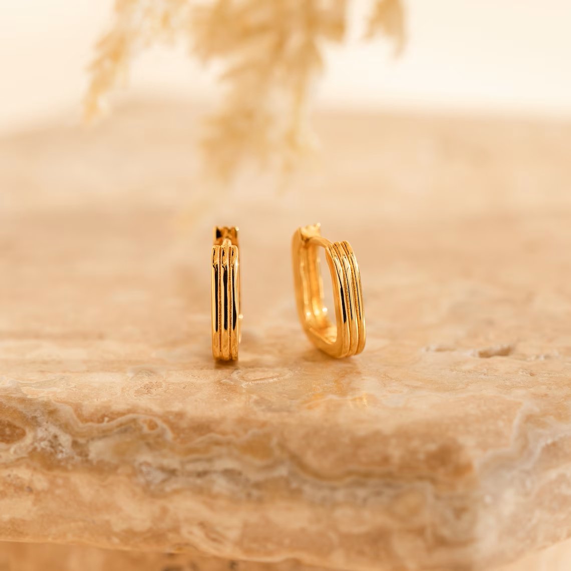 Rectangular grooved link earrings - Minimalist Huggie earrings