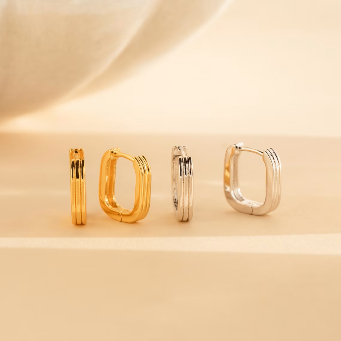 Rectangular grooved link earrings - Minimalist Huggie earrings