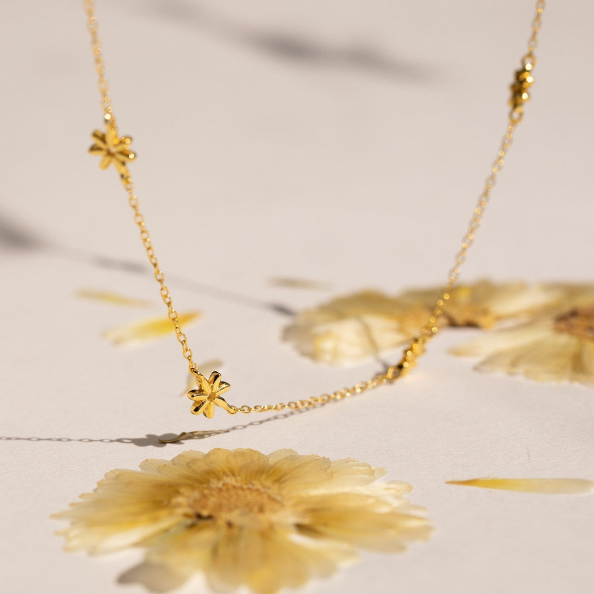 Flower necklace - daisy necklace with pearls