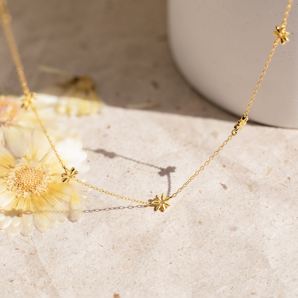 Flower necklace - daisy necklace with pearls