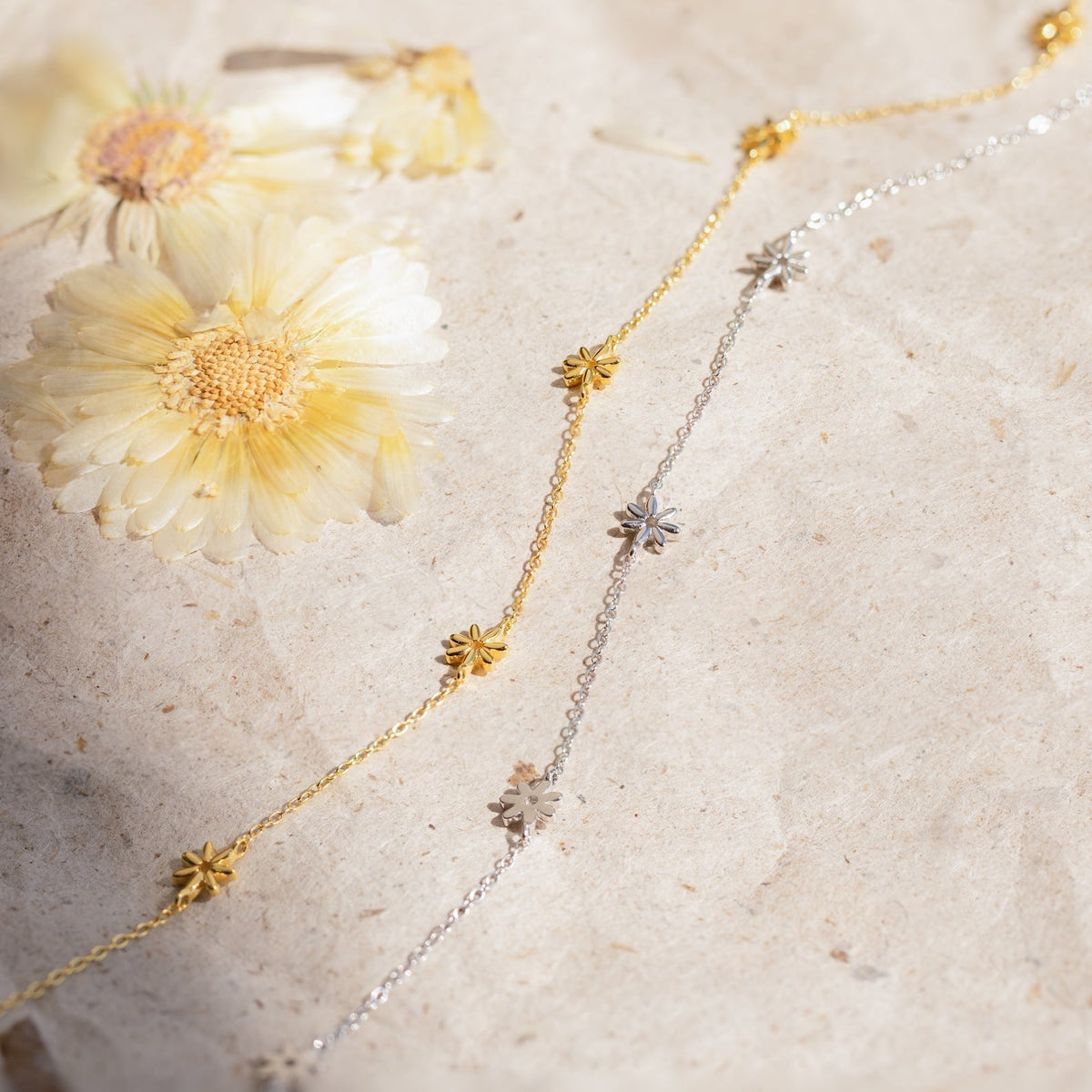 Flower necklace - daisy necklace with pearls