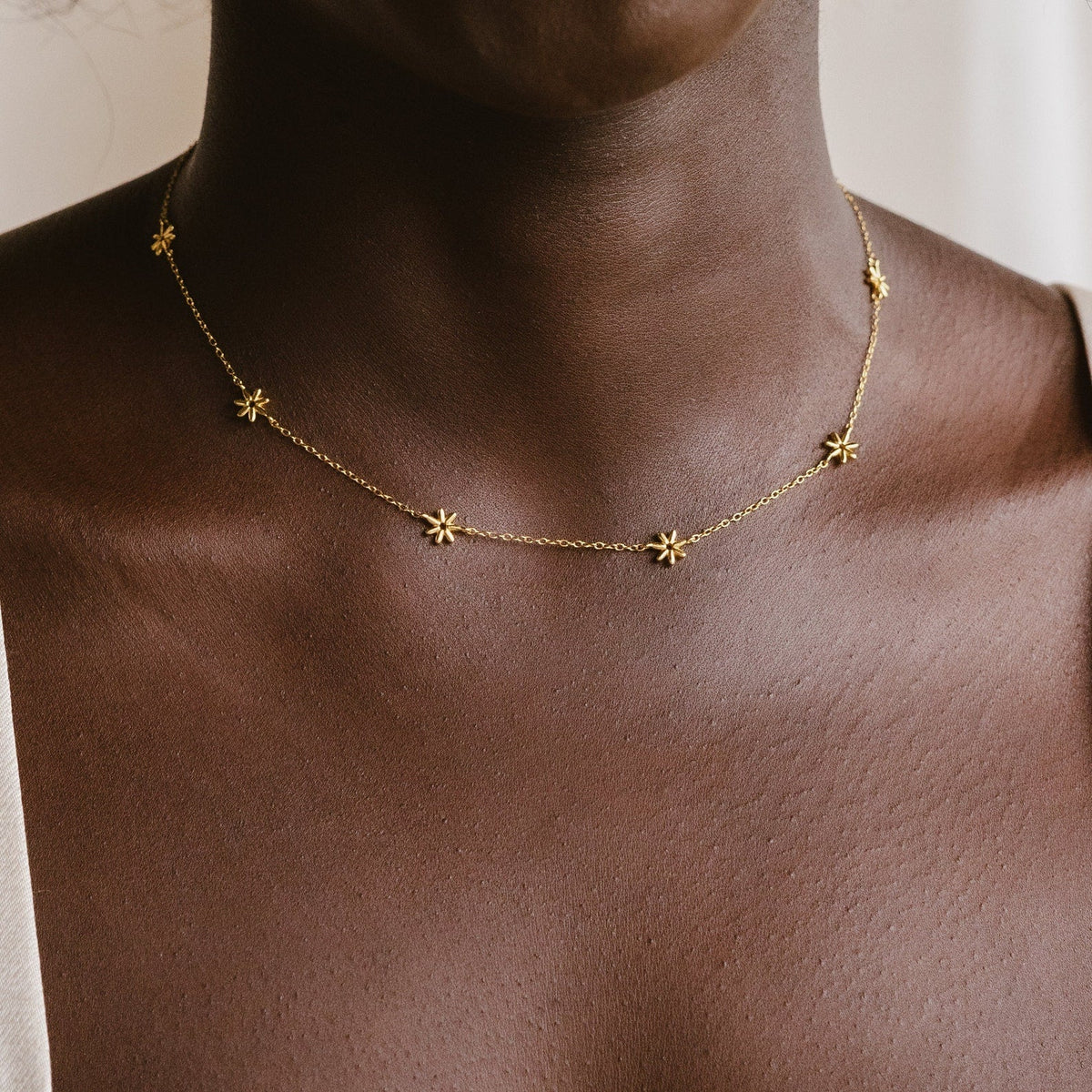 Flower necklace - daisy necklace with pearls