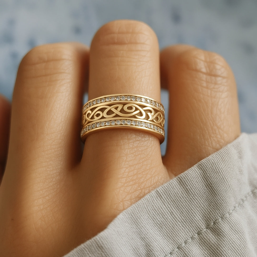 Elena – Shiny hollow gold ring