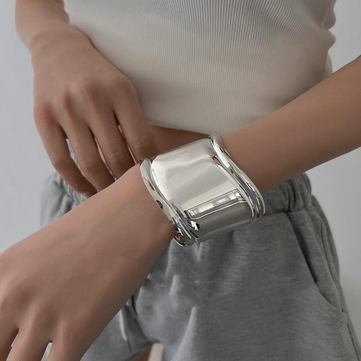 Daria – Wide metal bracelet