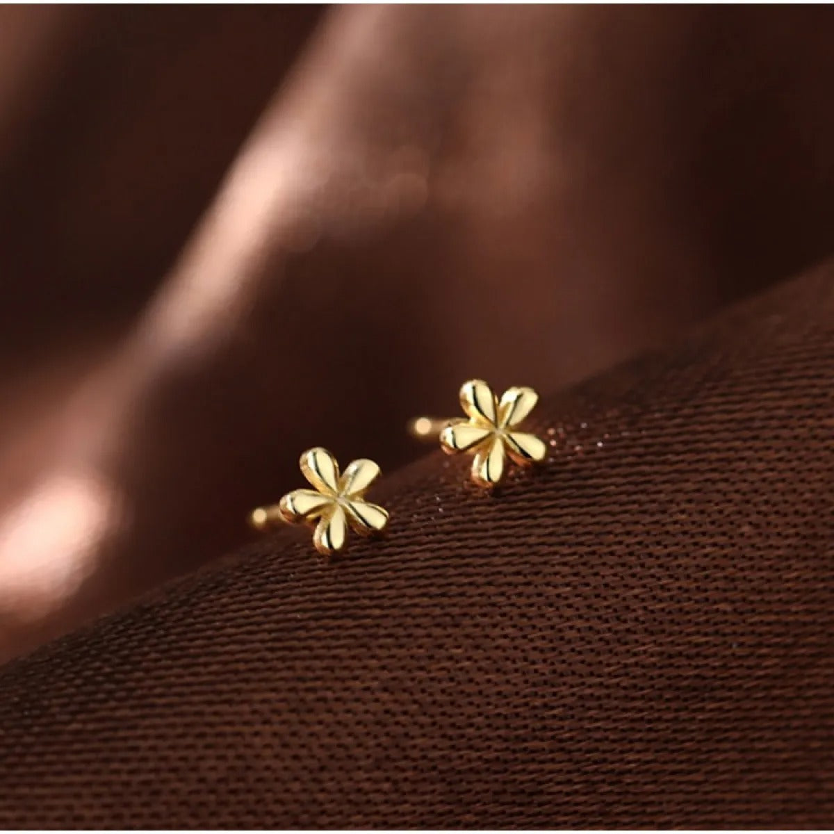 Lily – Small gold earrings