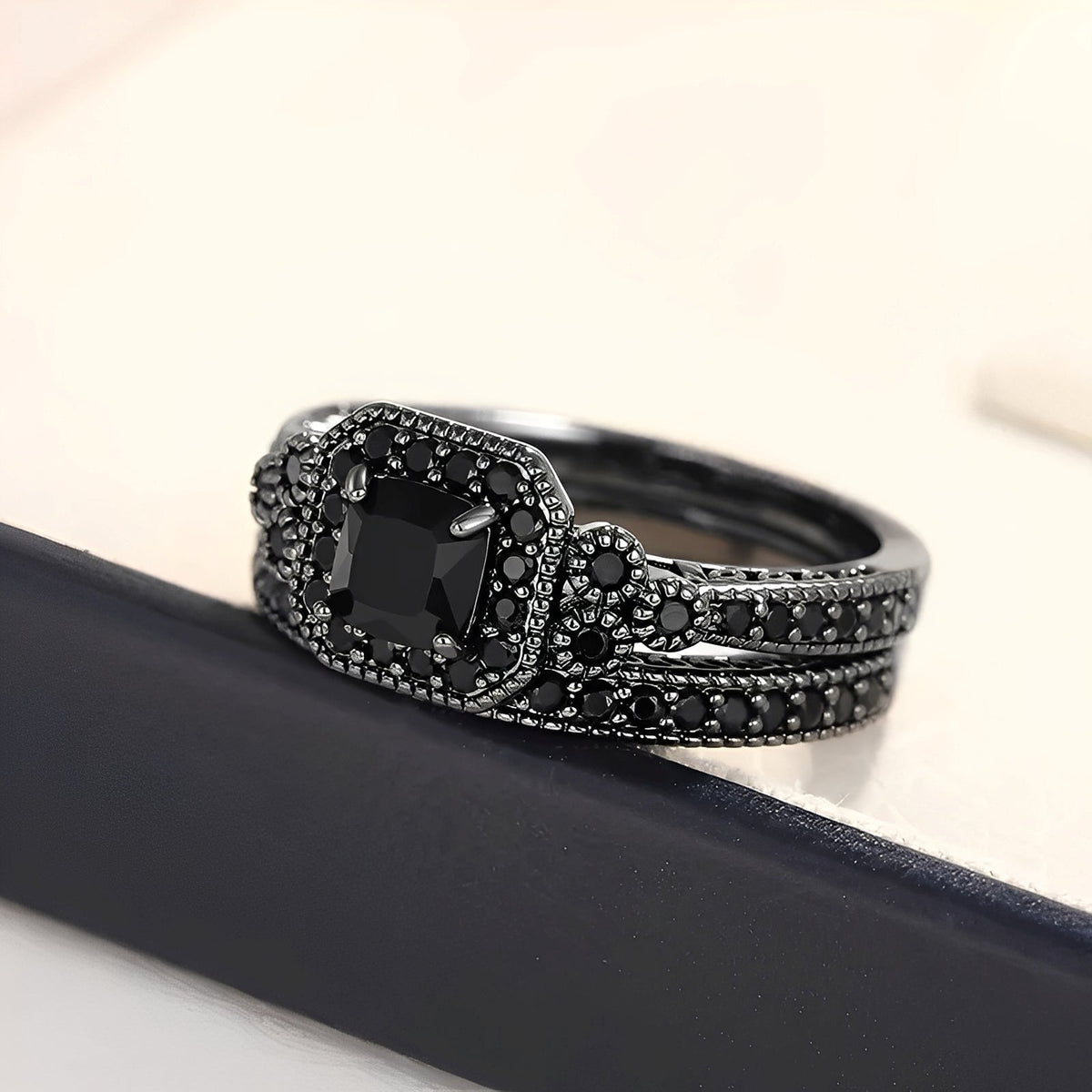 Adrian – Vintage ring set in black