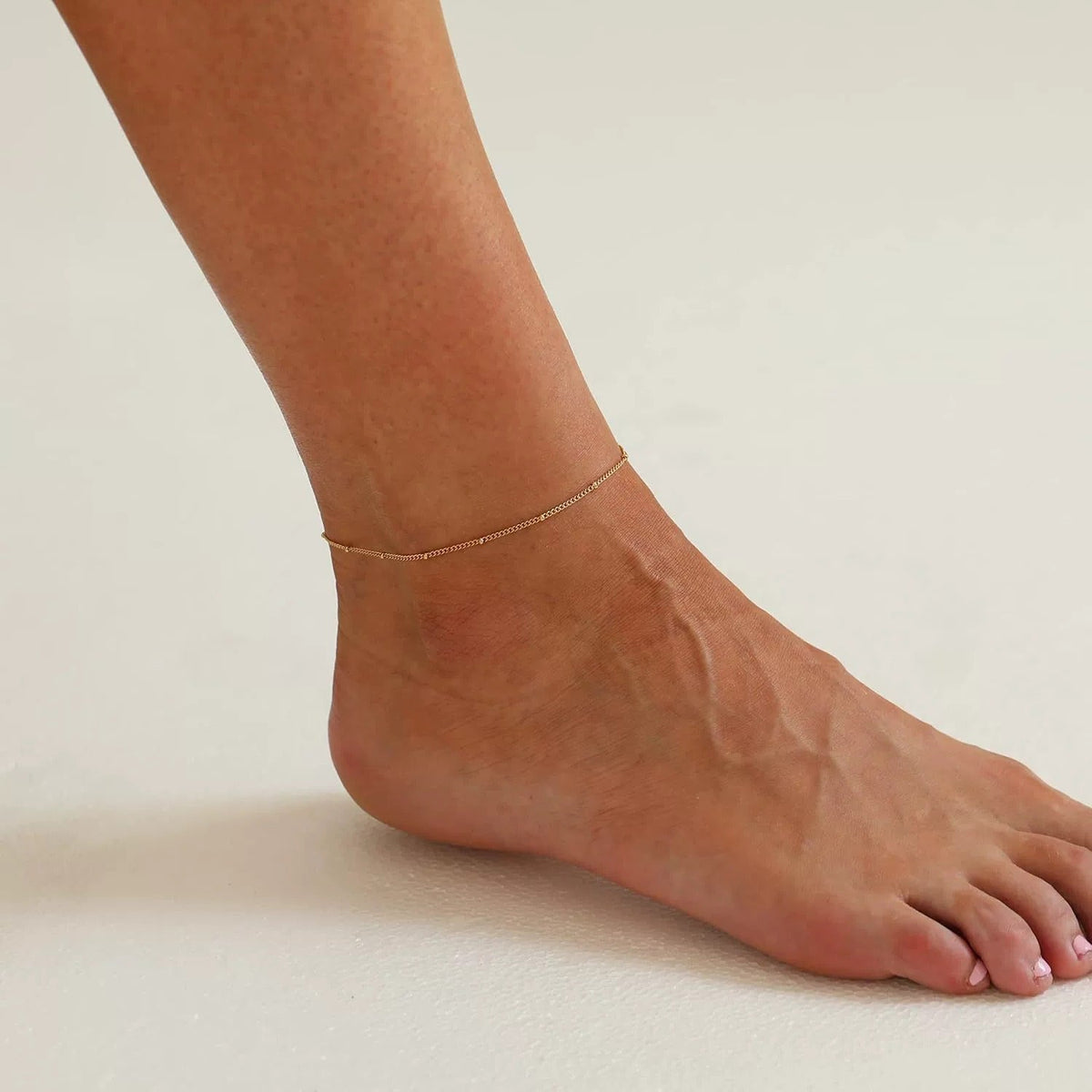Wren – Elegant gold chain for the ankle