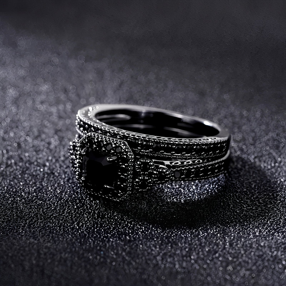 Adrian – Vintage ring set in black