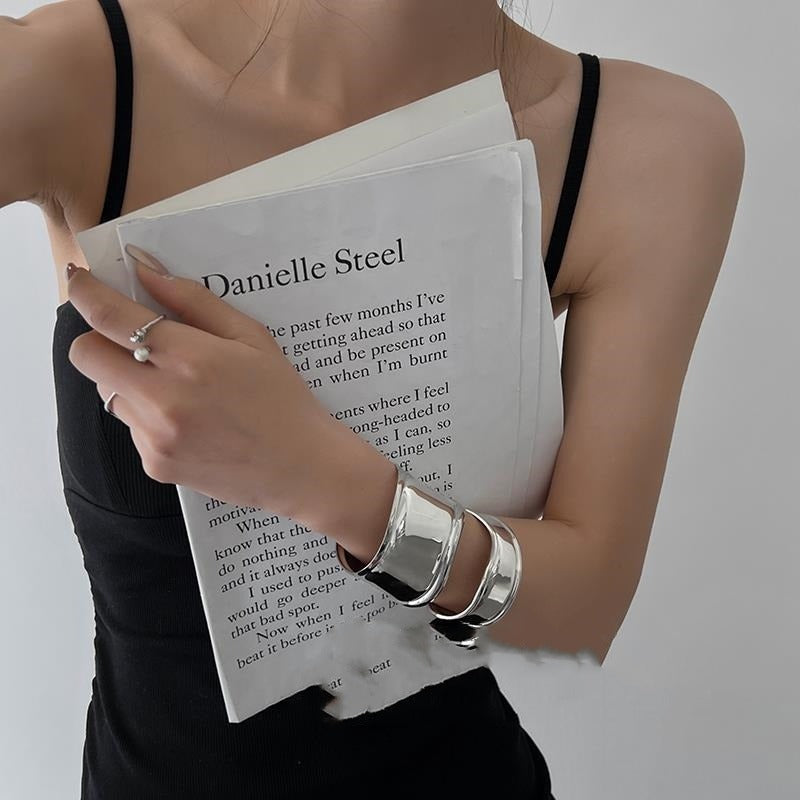 Daria – Wide metal bracelet