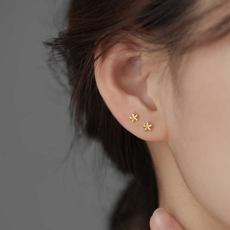 Lily – Small gold earrings