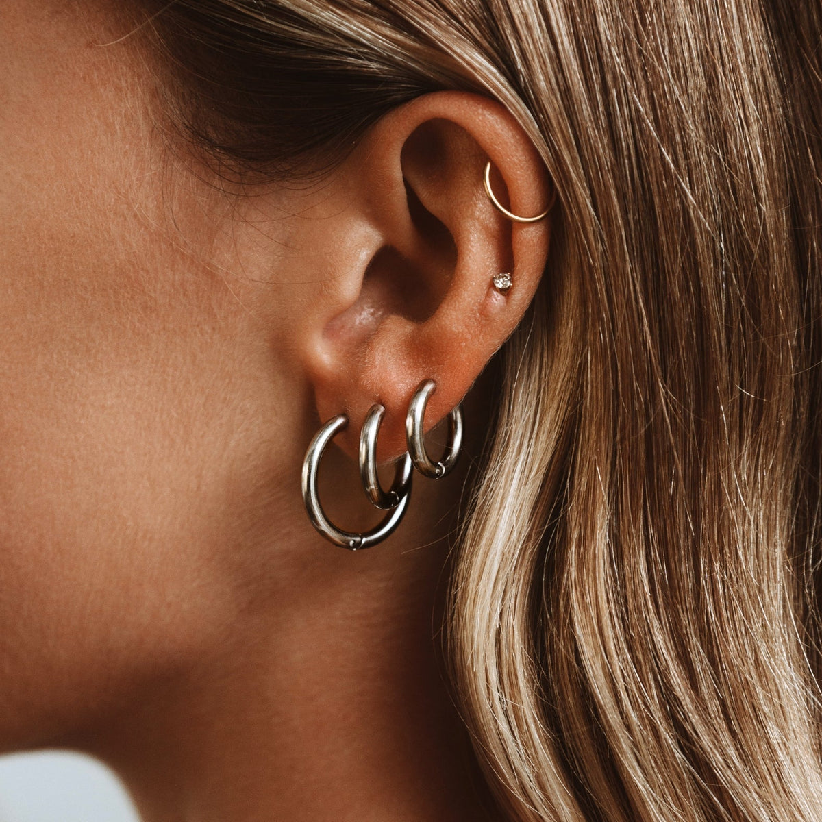 Clara – Classic waterproof gold earrings